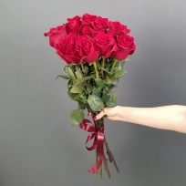 Шикарный букет алых роз Фридом