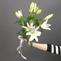 buket-belykh-lilij-3-vetki-12