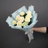 Красивый букет из белых роз Аваланж
