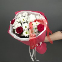 Сборный букет из белых хризантем и красных роз